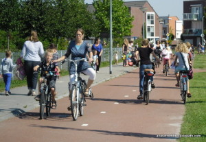 High quality Dutch bidirectional cycle path with footpath