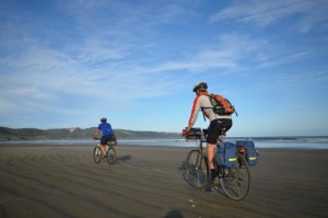 90 Mile Beach (pic: Kennett Brothers, via www.nzcycletrail.com)