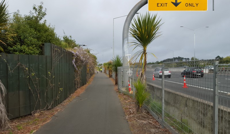 With the cycle way between the noise wall and the motorway, we get the noise twice.