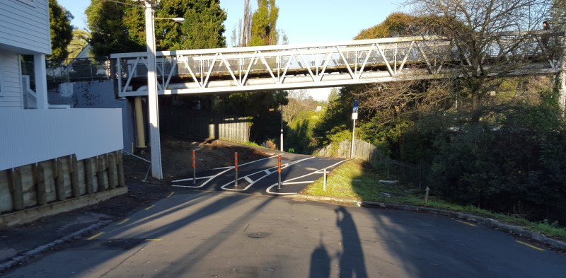 Example 08 - We didn't manage yet to get AT to add a better path to/from the footbridge itself, but it's good to see AT did the bollards right when resurfacing the area around the abutment. High enough, not too narrow, easily visible. 