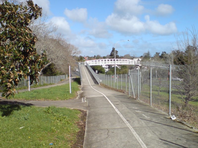2004: Bridging a crucial link on the NW Cycleway