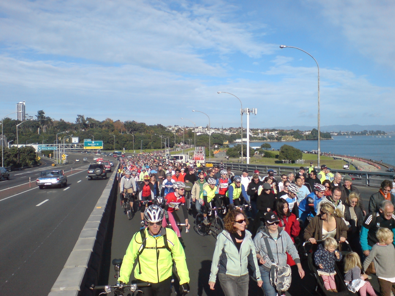 People crossing the Harbour bridge by foot and bike